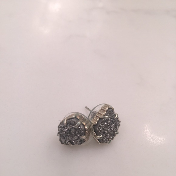 Kendra Scott earrings ✨ - Picture 4 of 4